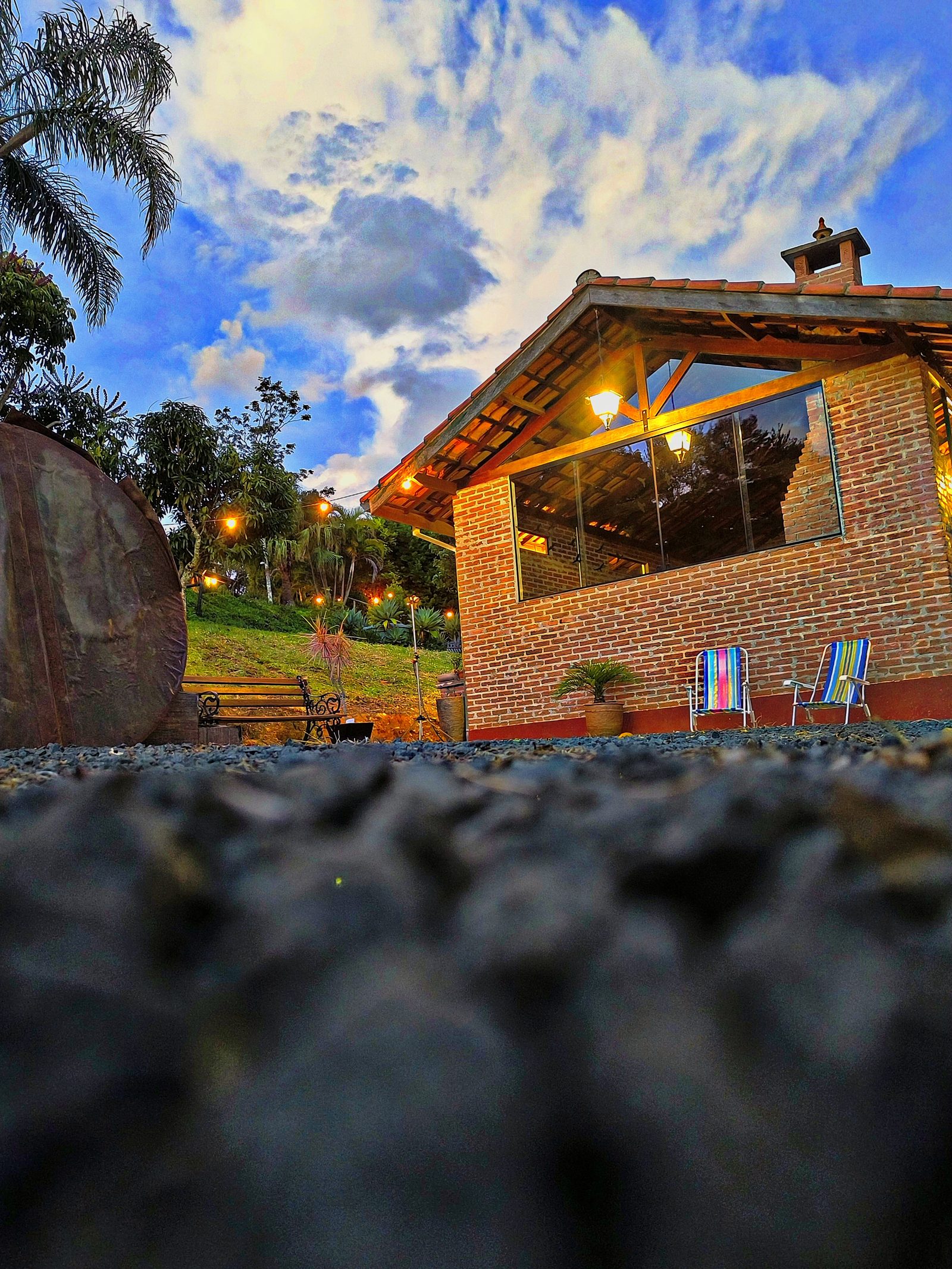 Cabana Terrinha iluminada ao entardecer