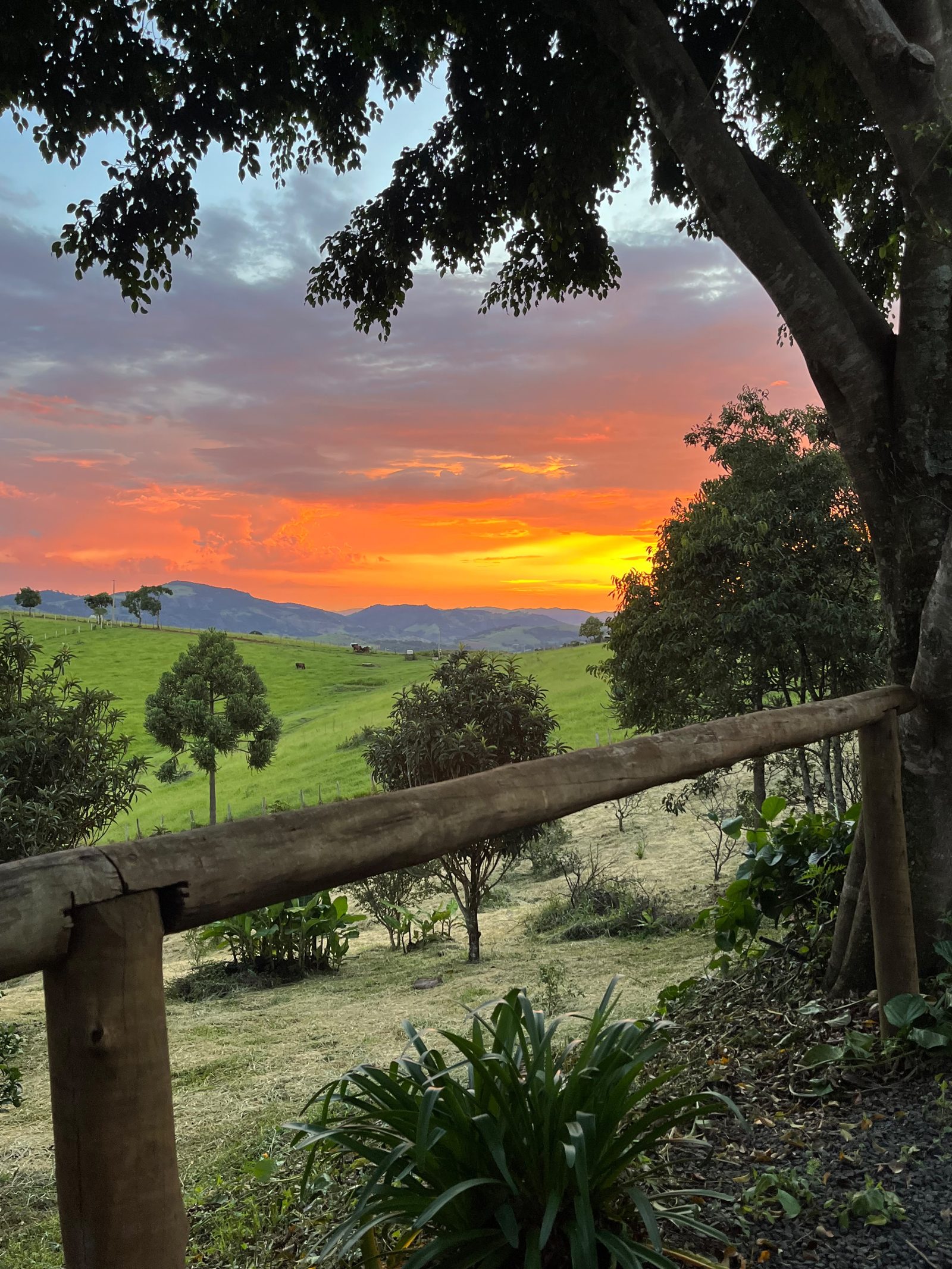 Pôr do sol sobre as montanhas de Bueno Brandão