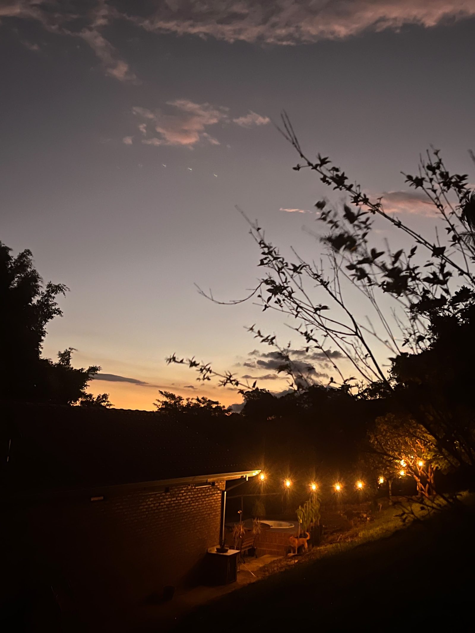 Fim de tarde com luzes acesas na área externa